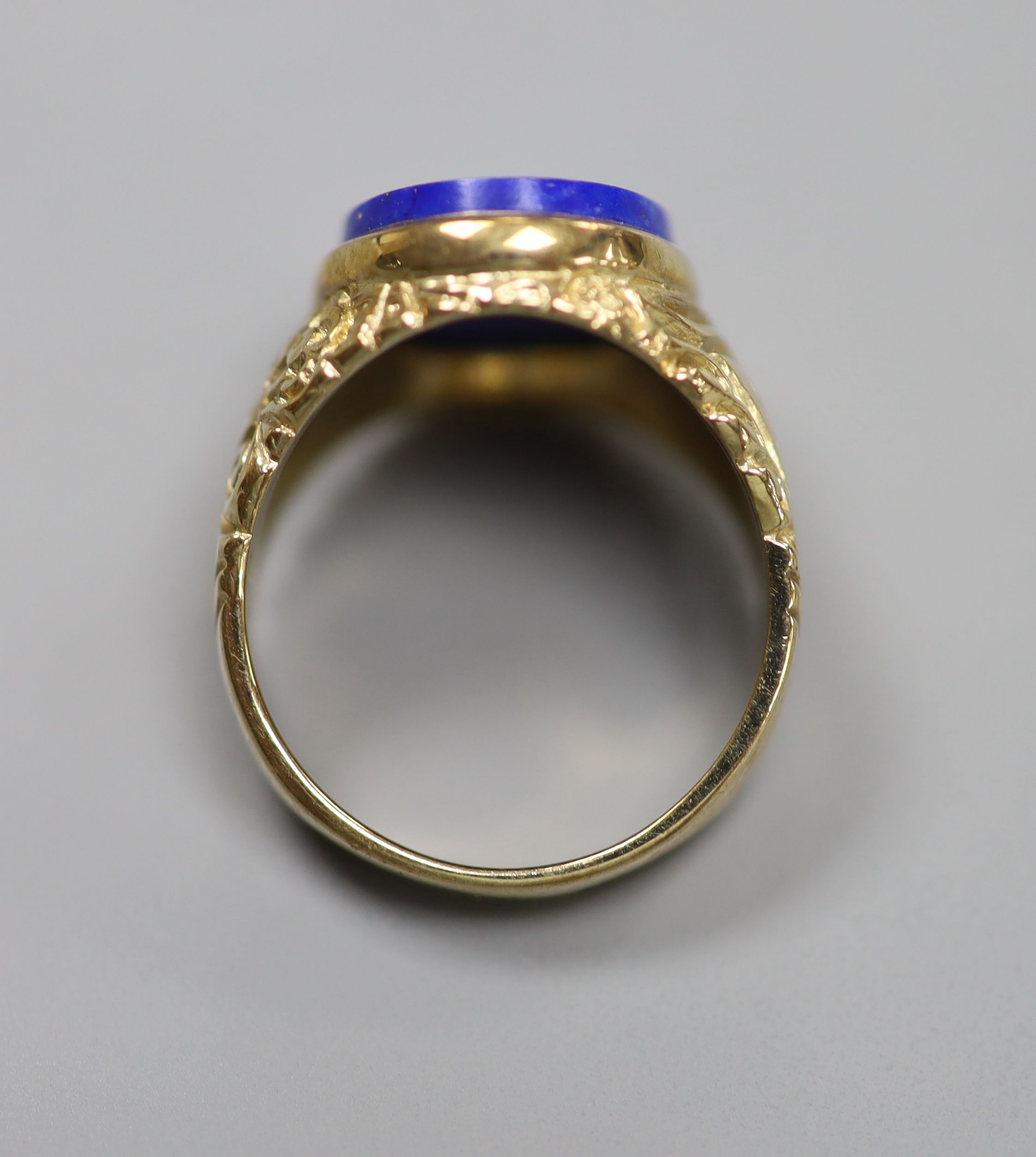 A modern 9ct gold and lapis lazuli set oval signet ring, with carved shoulders, size O